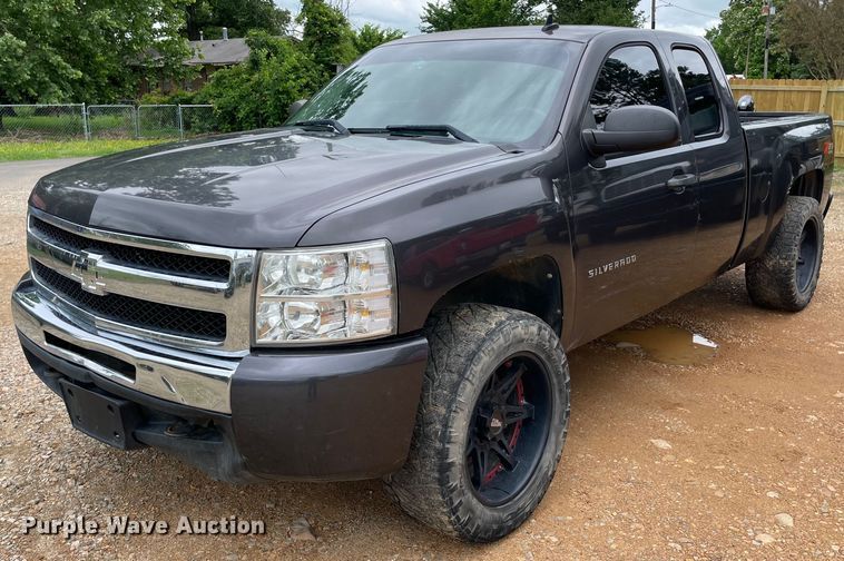 image for item MR9083 2010 Chevrolet Silverado 1500  Ext. Cab pickup truck