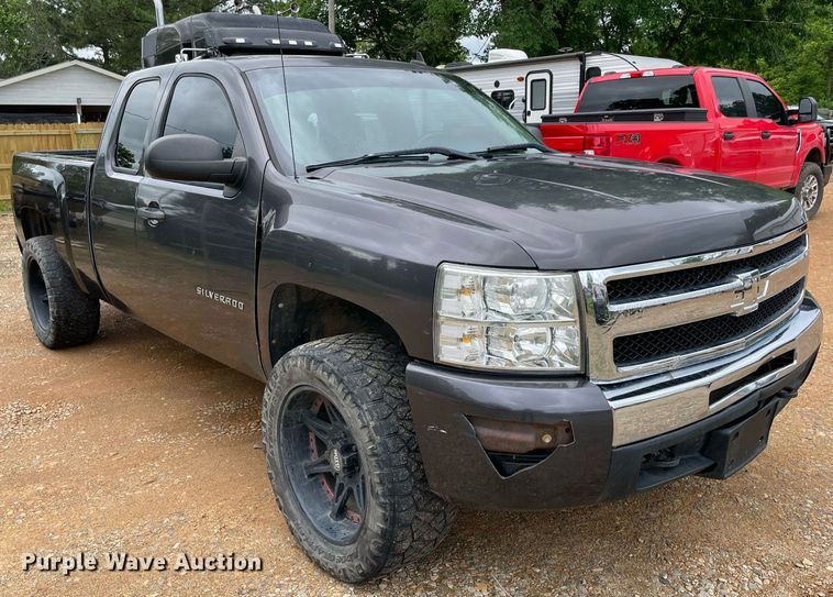 image for item MR9083 2010 Chevrolet Silverado 1500  Ext. Cab pickup truck