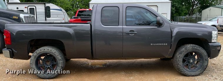 image for item MR9083 2010 Chevrolet Silverado 1500  Ext. Cab pickup truck