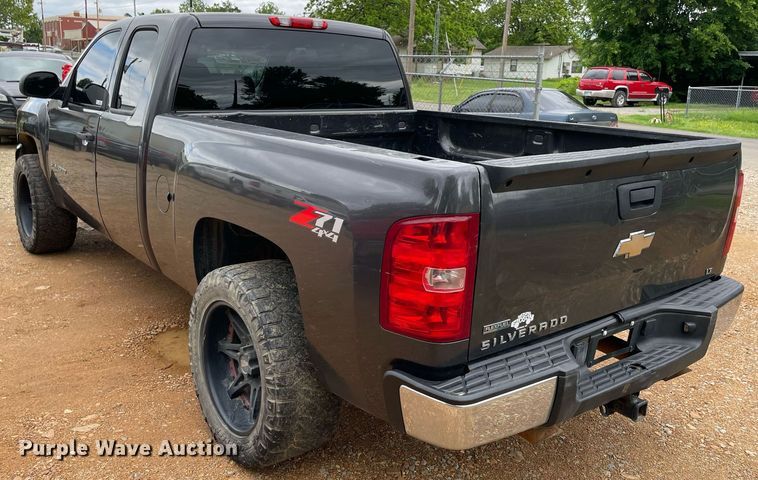 image for item MR9083 2010 Chevrolet Silverado 1500  Ext. Cab pickup truck