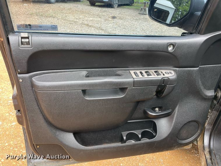 image for item MR9083 2010 Chevrolet Silverado 1500  Ext. Cab pickup truck