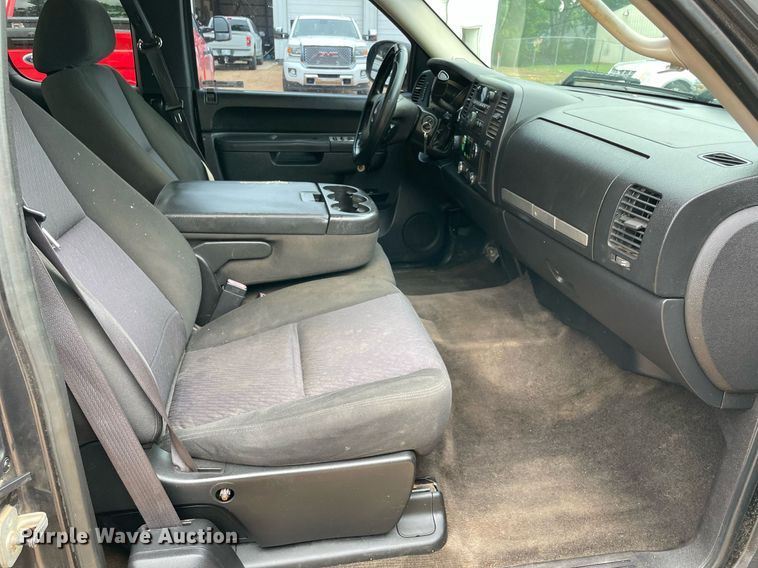 image for item MR9083 2010 Chevrolet Silverado 1500  Ext. Cab pickup truck