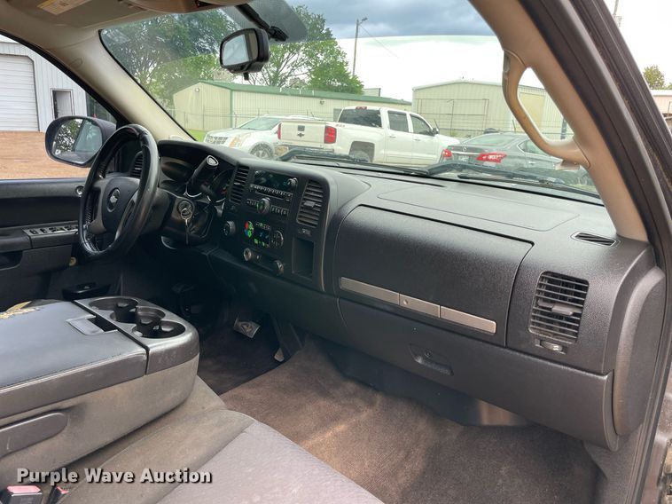 image for item MR9083 2010 Chevrolet Silverado 1500  Ext. Cab pickup truck