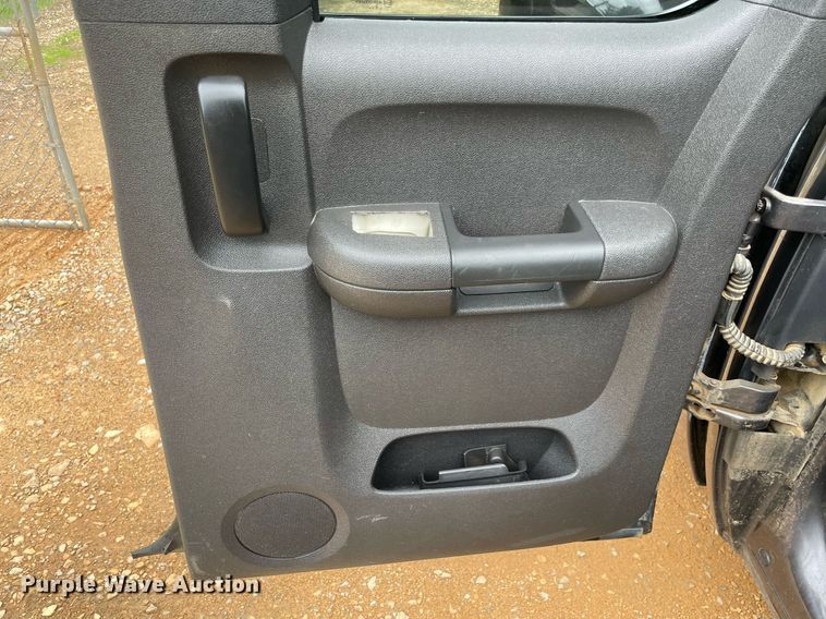 image for item MR9083 2010 Chevrolet Silverado 1500  Ext. Cab pickup truck