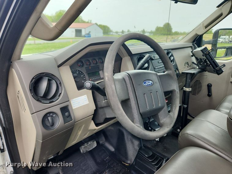 image for item MW9744 2009 Ford F350 Super Duty  utility bed pickup truck