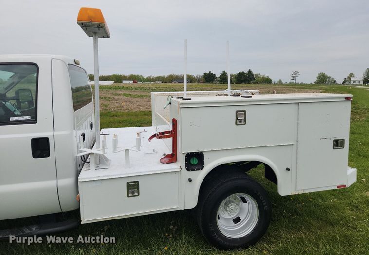 image for item MW9744 2009 Ford F350 Super Duty  utility bed pickup truck