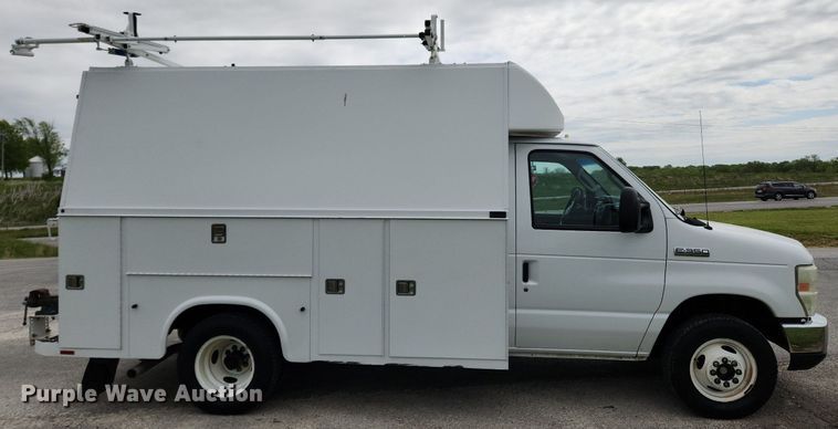 image for item MW9764 2011 Ford E350 Super Duty  utility van