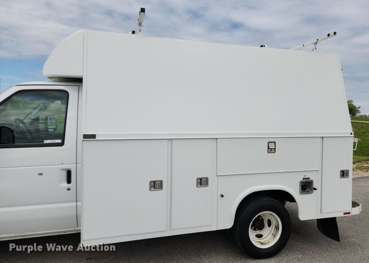 image for item MW9764 2011 Ford E350 Super Duty  utility van