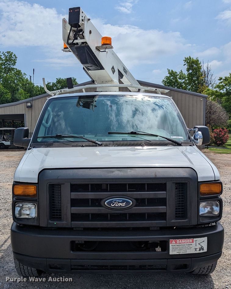 image for item MX9290 2010 Ford E350 Super Duty  van with bucket lift