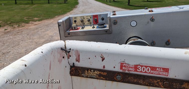 image for item MX9290 2010 Ford E350 Super Duty  van with bucket lift