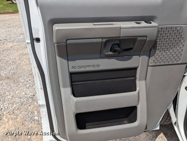 image for item MX9290 2010 Ford E350 Super Duty  van with bucket lift