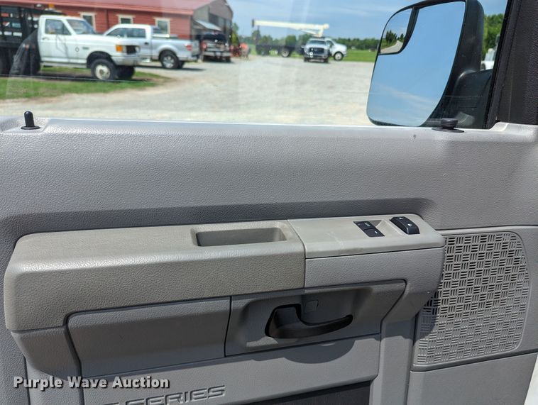 image for item MX9290 2010 Ford E350 Super Duty  van with bucket lift