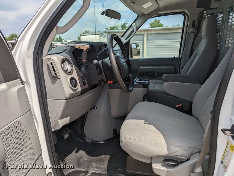 image for item MX9290 2010 Ford E350 Super Duty  van with bucket lift