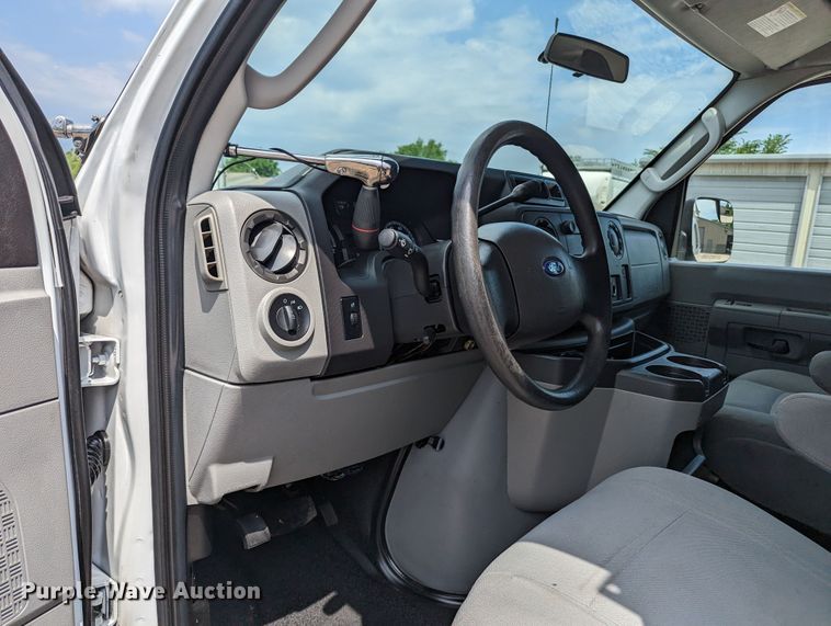 image for item MX9290 2010 Ford E350 Super Duty  van with bucket lift