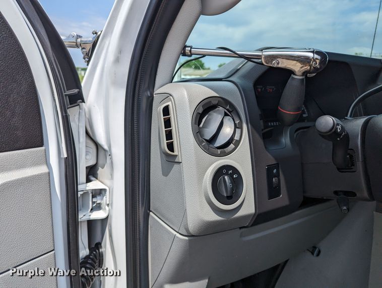 image for item MX9290 2010 Ford E350 Super Duty  van with bucket lift