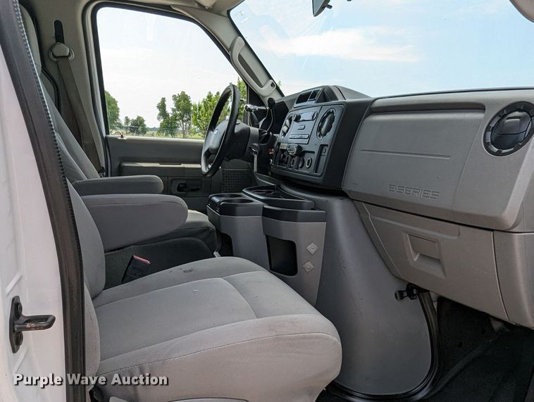 image for item MX9290 2010 Ford E350 Super Duty  van with bucket lift