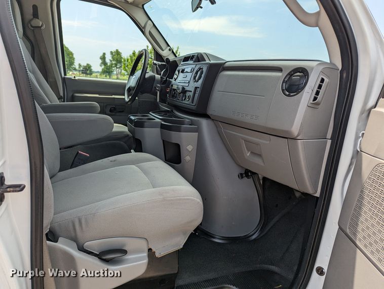 image for item MX9290 2010 Ford E350 Super Duty  van with bucket lift