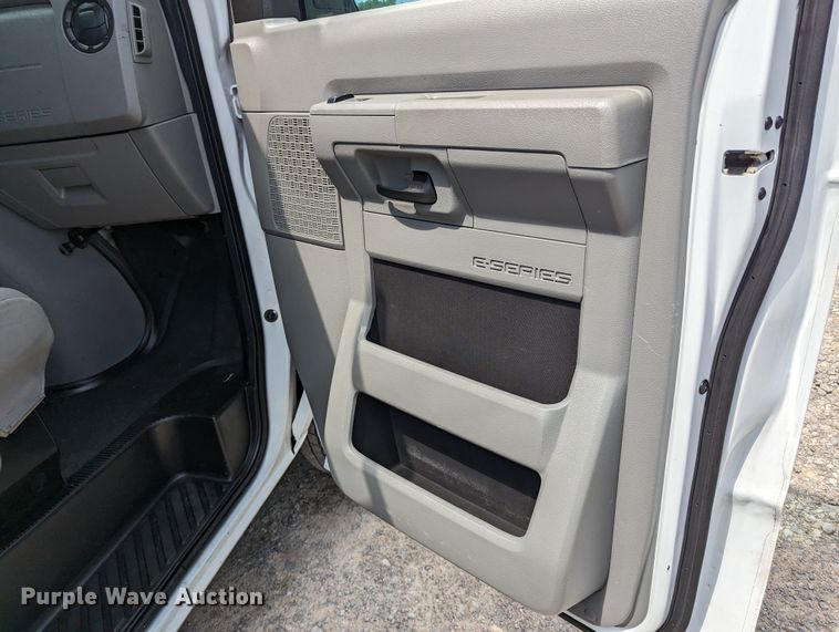 image for item MX9290 2010 Ford E350 Super Duty  van with bucket lift