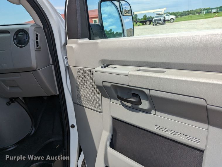 image for item MX9290 2010 Ford E350 Super Duty  van with bucket lift