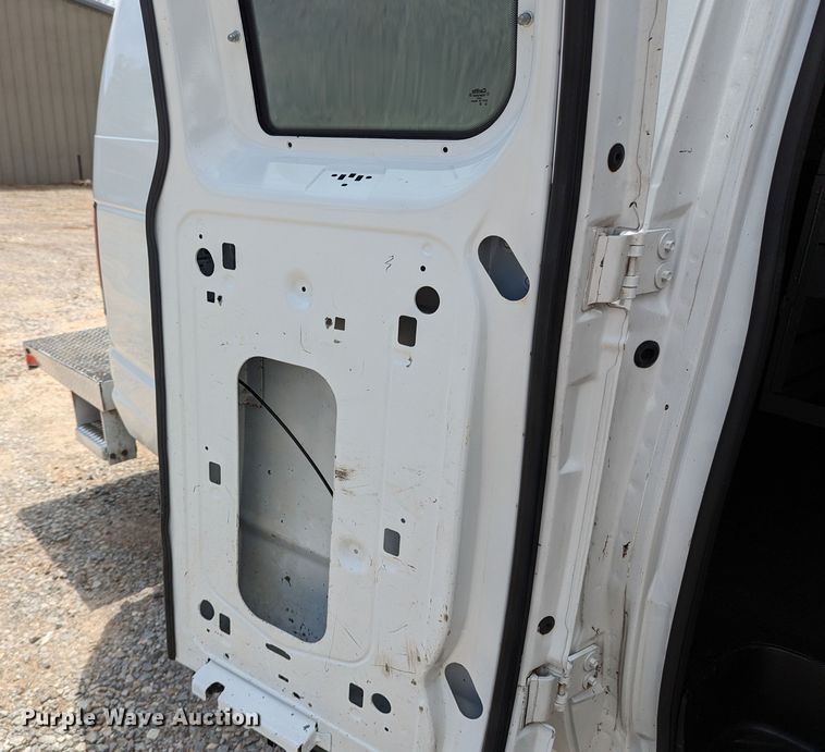 image for item MX9290 2010 Ford E350 Super Duty  van with bucket lift