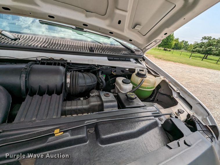 image for item MX9290 2010 Ford E350 Super Duty  van with bucket lift