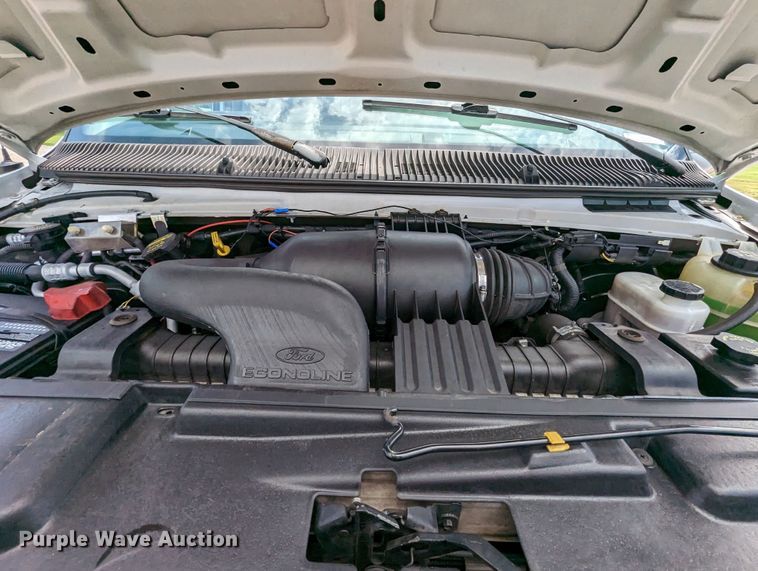 image for item MX9290 2010 Ford E350 Super Duty  van with bucket lift