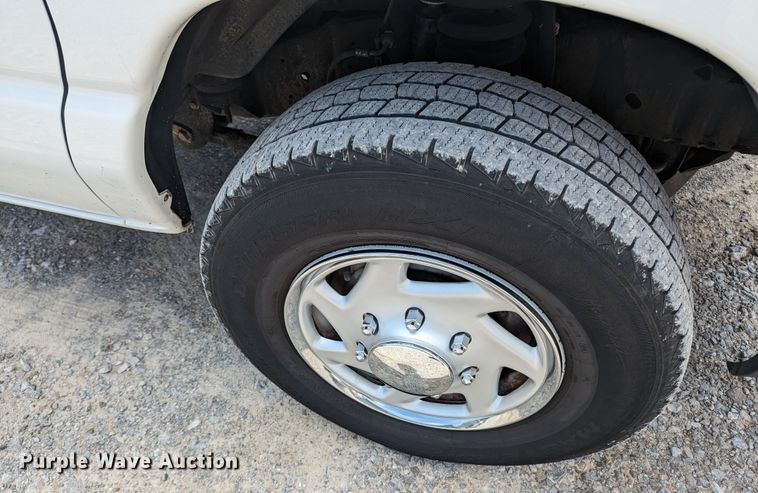 image for item MX9290 2010 Ford E350 Super Duty  van with bucket lift