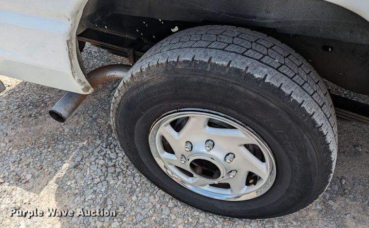 image for item MX9290 2010 Ford E350 Super Duty  van with bucket lift