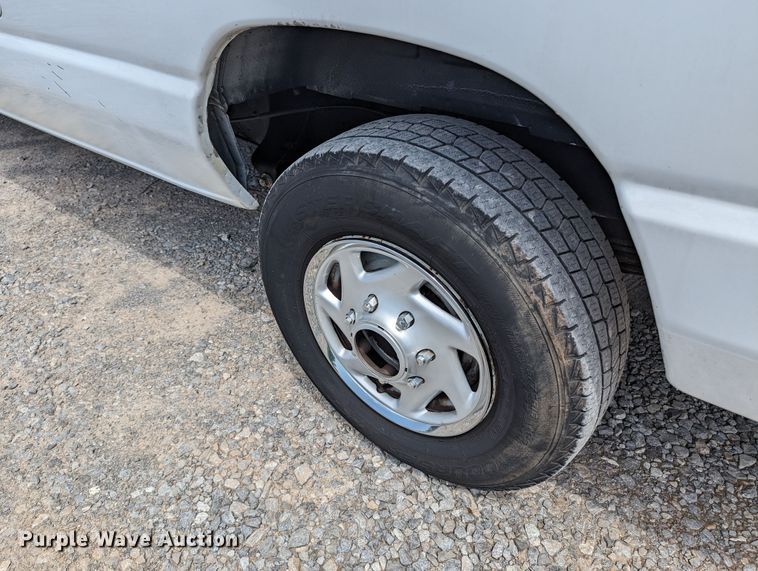 image for item MX9290 2010 Ford E350 Super Duty  van with bucket lift