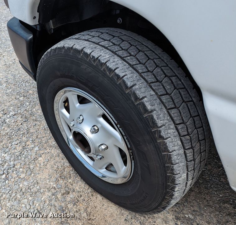 image for item MX9290 2010 Ford E350 Super Duty  van with bucket lift