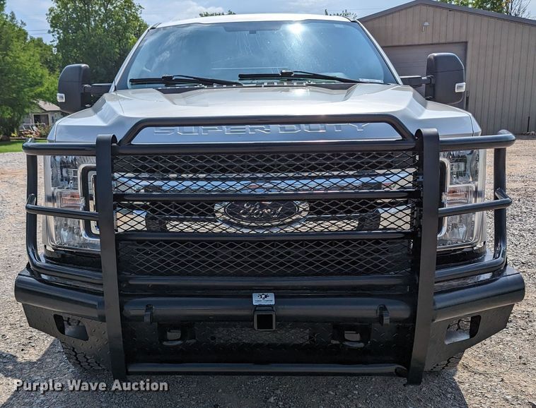 image for item MX9293 2018 Ford  F350 Super Duty  Crew Cab utility bed pickup truck