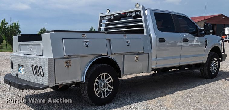 image for item MX9293 2018 Ford  F350 Super Duty  Crew Cab utility bed pickup truck