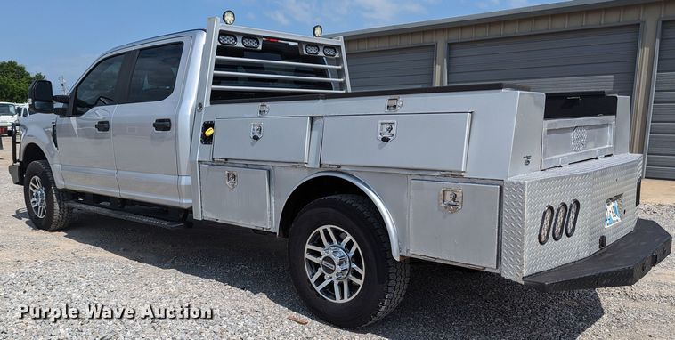 image for item MX9293 2018 Ford  F350 Super Duty  Crew Cab utility bed pickup truck