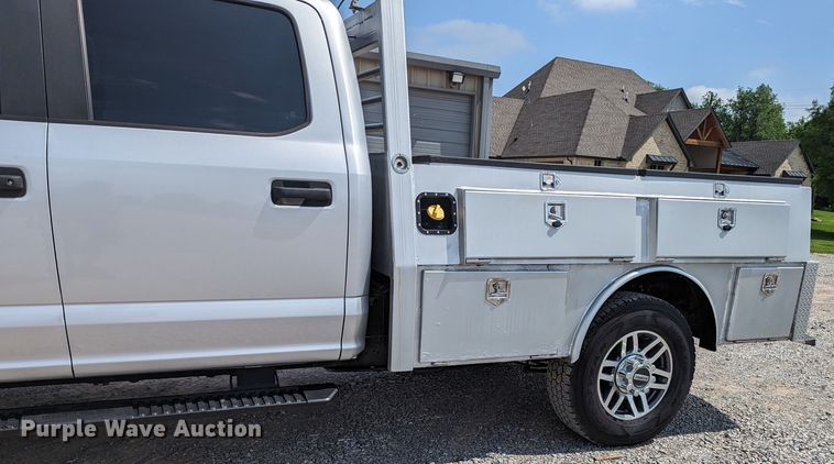image for item MX9293 2018 Ford  F350 Super Duty  Crew Cab utility bed pickup truck