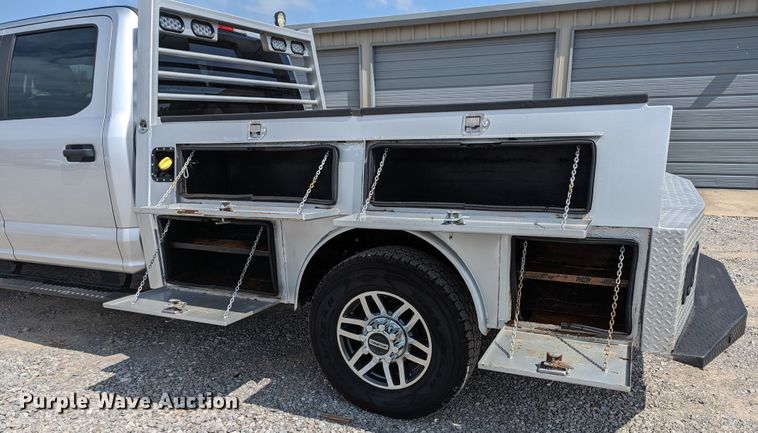 image for item MX9293 2018 Ford  F350 Super Duty  Crew Cab utility bed pickup truck