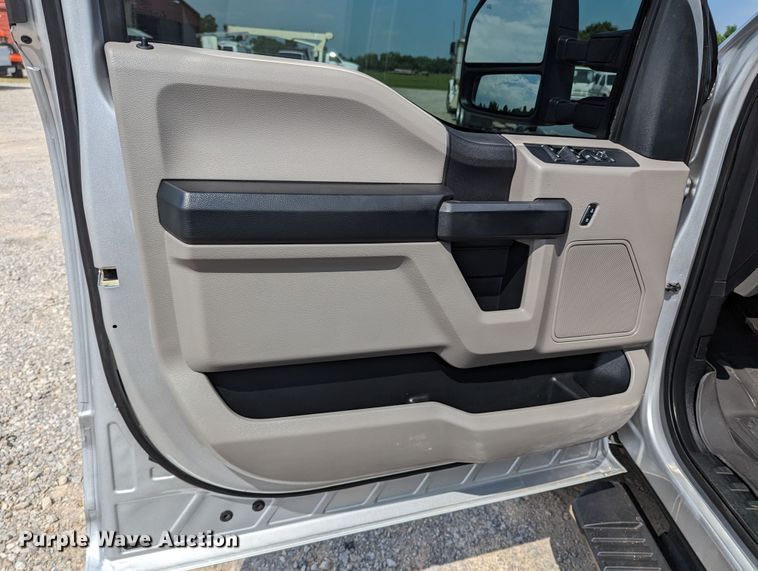 image for item MX9293 2018 Ford  F350 Super Duty  Crew Cab utility bed pickup truck