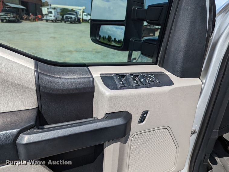 image for item MX9293 2018 Ford  F350 Super Duty  Crew Cab utility bed pickup truck