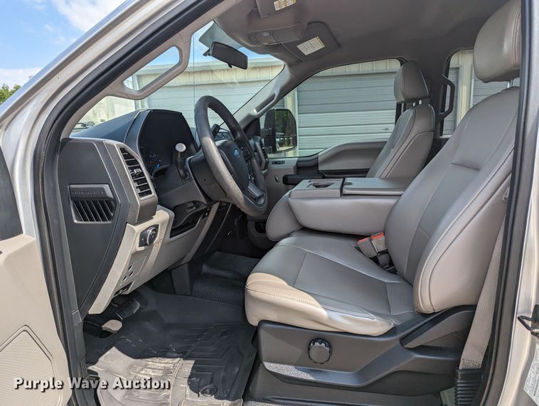 image for item MX9293 2018 Ford  F350 Super Duty  Crew Cab utility bed pickup truck