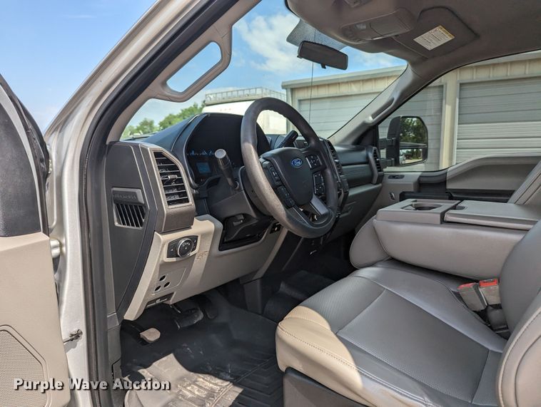 image for item MX9293 2018 Ford  F350 Super Duty  Crew Cab utility bed pickup truck