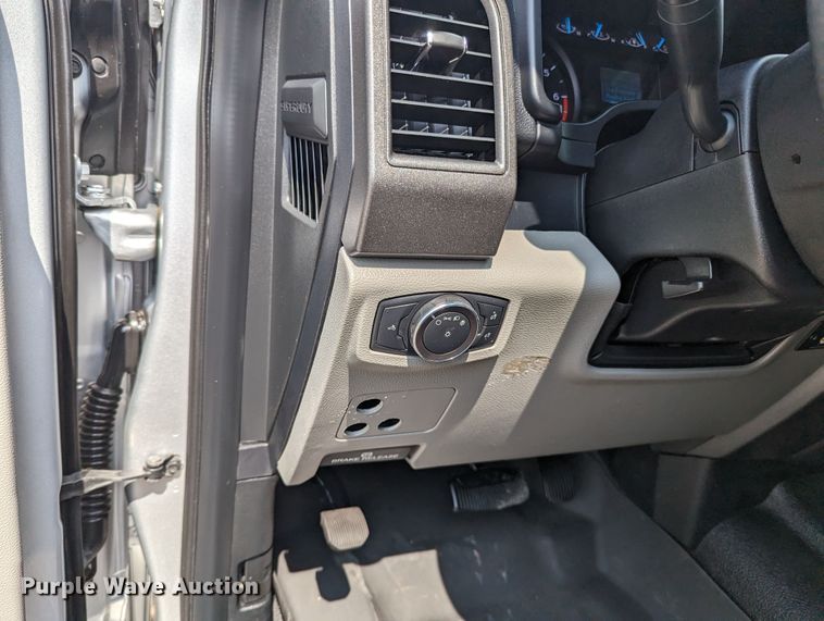 image for item MX9293 2018 Ford  F350 Super Duty  Crew Cab utility bed pickup truck