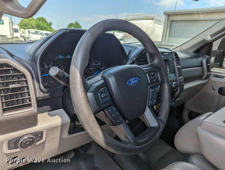 image for item MX9293 2018 Ford  F350 Super Duty  Crew Cab utility bed pickup truck