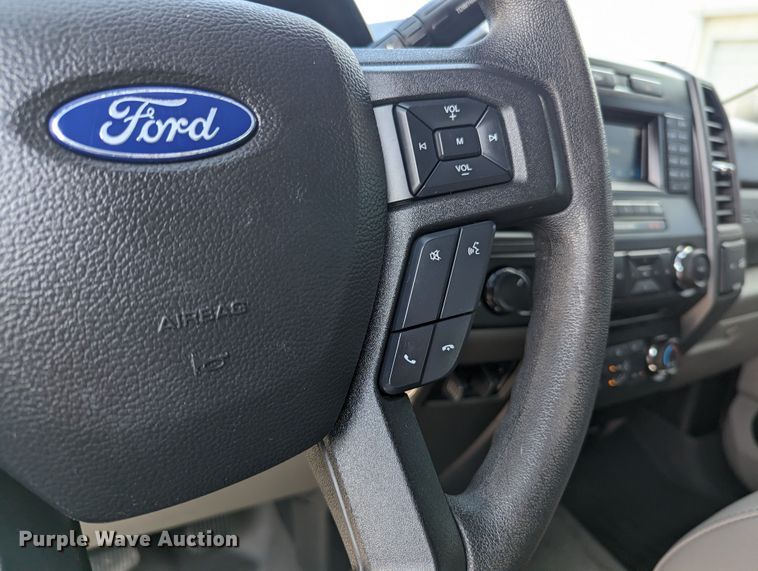 image for item MX9293 2018 Ford  F350 Super Duty  Crew Cab utility bed pickup truck