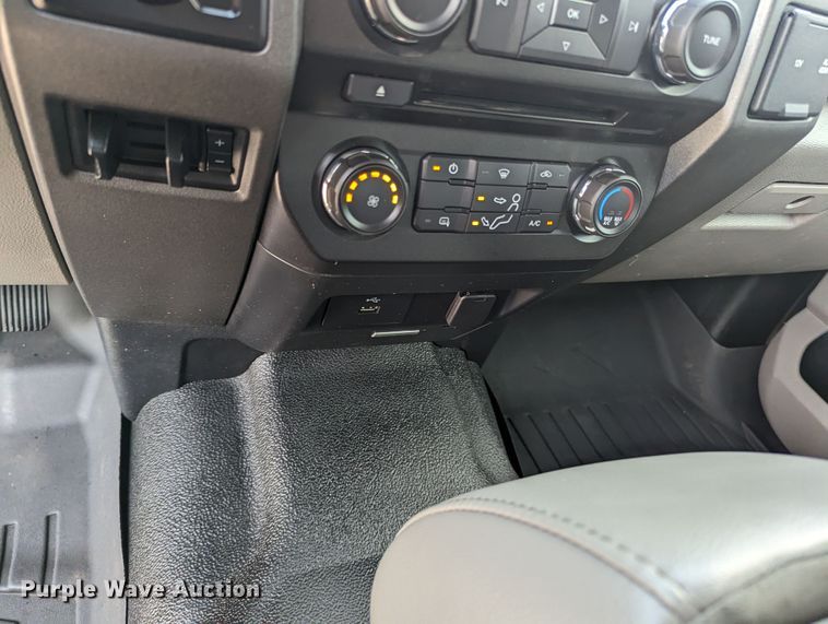 image for item MX9293 2018 Ford  F350 Super Duty  Crew Cab utility bed pickup truck