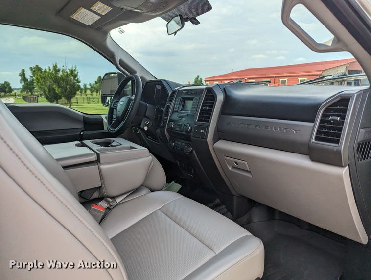 image for item MX9293 2018 Ford  F350 Super Duty  Crew Cab utility bed pickup truck