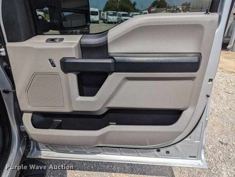 image for item MX9293 2018 Ford  F350 Super Duty  Crew Cab utility bed pickup truck