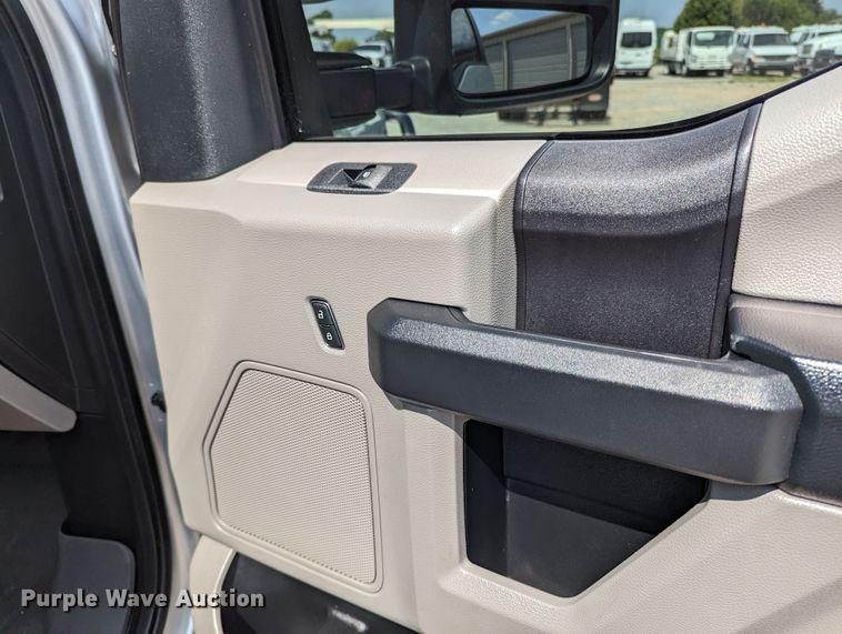 image for item MX9293 2018 Ford  F350 Super Duty  Crew Cab utility bed pickup truck