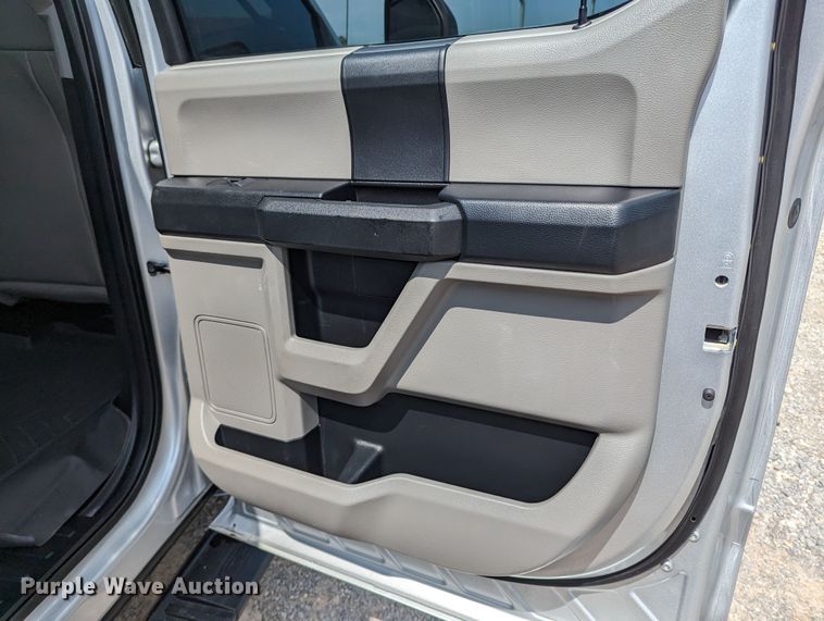 image for item MX9293 2018 Ford  F350 Super Duty  Crew Cab utility bed pickup truck