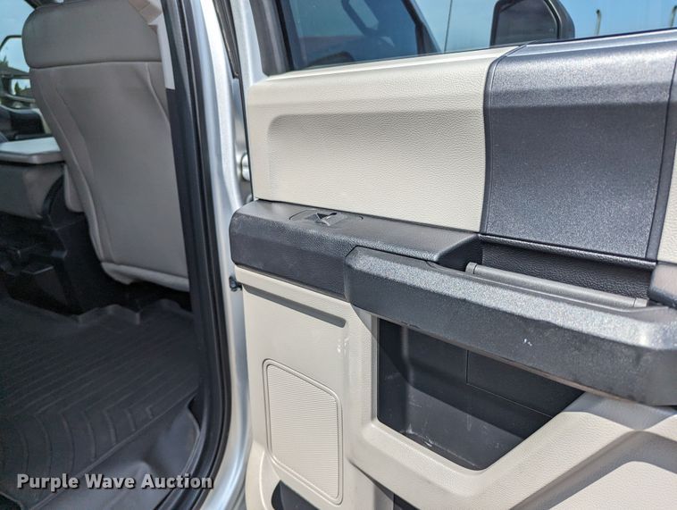 image for item MX9293 2018 Ford  F350 Super Duty  Crew Cab utility bed pickup truck