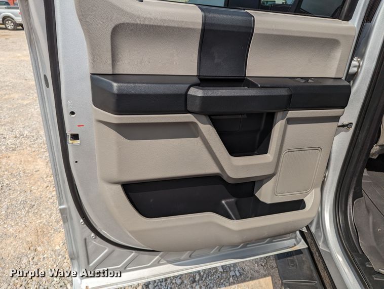 image for item MX9293 2018 Ford  F350 Super Duty  Crew Cab utility bed pickup truck