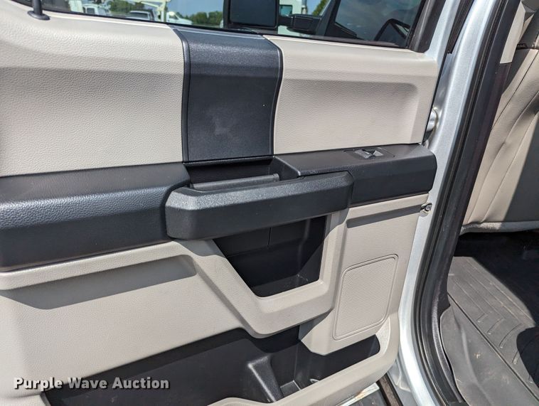 image for item MX9293 2018 Ford  F350 Super Duty  Crew Cab utility bed pickup truck